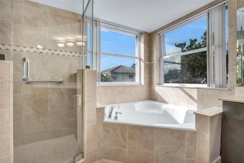 Купить виллу или дом в Пемброк-Пайнс, Флорида 4 спальни, 251.67м2, № 1996506 - фото 24