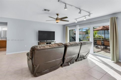 Купить виллу или дом в Пемброк-Пайнс, Флорида 4 спальни, 251.67м2, № 1996506 - фото 15