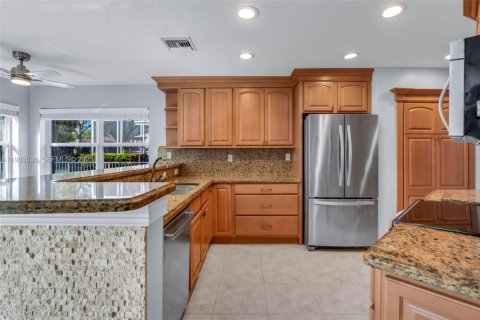 Купить виллу или дом в Пемброк-Пайнс, Флорида 4 спальни, 251.67м2, № 1996506 - фото 11