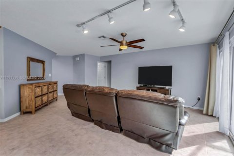 Купить виллу или дом в Пемброк-Пайнс, Флорида 4 спальни, 251.67м2, № 1996506 - фото 16