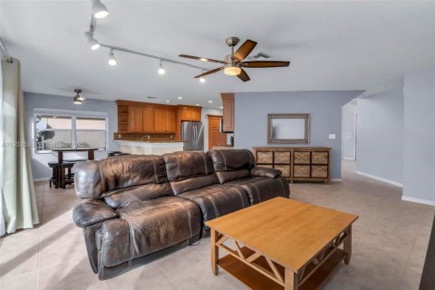 Купить виллу или дом в Пемброк-Пайнс, Флорида 4 спальни, 251.67м2, № 1996506 - фото 12