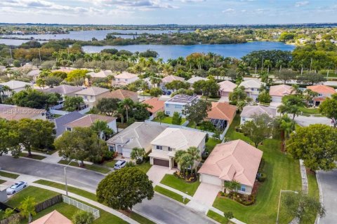 Купить виллу или дом в Пемброк-Пайнс, Флорида 4 спальни, 251.67м2, № 1996506 - фото 2