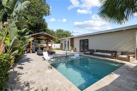 House in Saint Petersburg, Florida 3 bedrooms, 154.22 sq.m. № 2236122 - photo 3