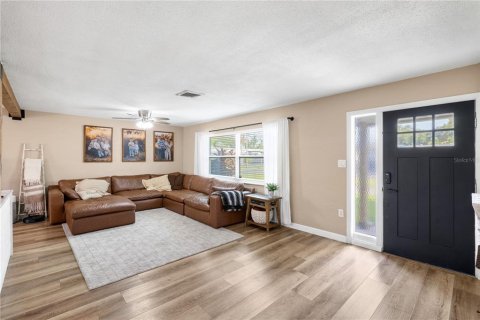 House in Saint Petersburg, Florida 3 bedrooms, 154.22 sq.m. № 2236122 - photo 8