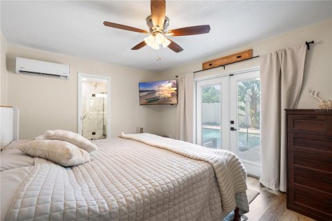 House in Saint Petersburg, Florida 3 bedrooms, 154.22 sq.m. № 2236122 - photo 19