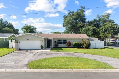 House in Saint Petersburg, Florida 3 bedrooms, 154.22 sq.m. № 2236122 - photo 2