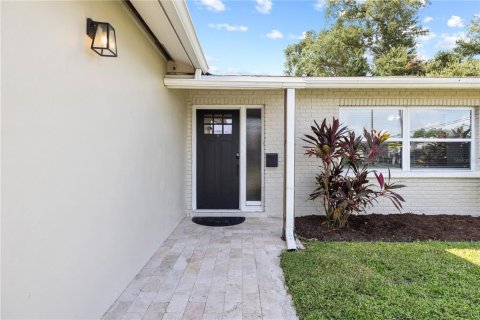 House in Saint Petersburg, Florida 3 bedrooms, 154.22 sq.m. № 2236122 - photo 6