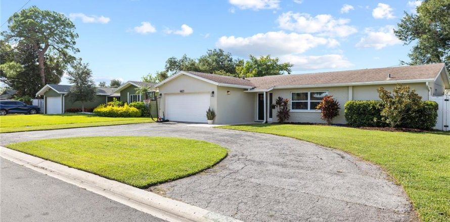 House in Saint Petersburg, Florida 3 bedrooms, 154.22 sq.m. № 2236122