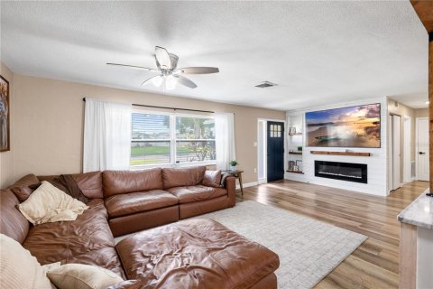 House in Saint Petersburg, Florida 3 bedrooms, 154.22 sq.m. № 2236122 - photo 9