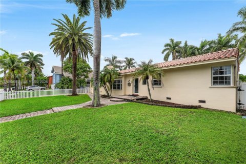 Villa ou maison à louer à Hollywood, Floride: 4 chambres, 173.08 m2 № 2390052 - photo 2