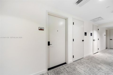 Condo in Miami, Florida, 1 bedroom  № 1997898 - photo 21