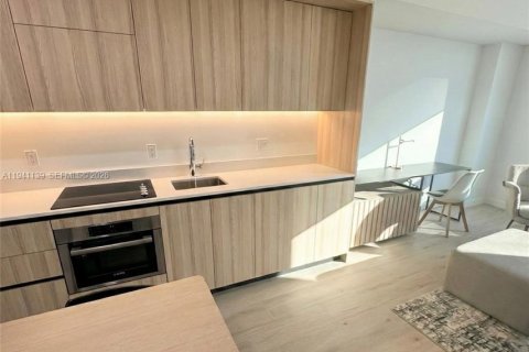 Condo in Miami, Florida, 1 bedroom  № 1997898 - photo 2