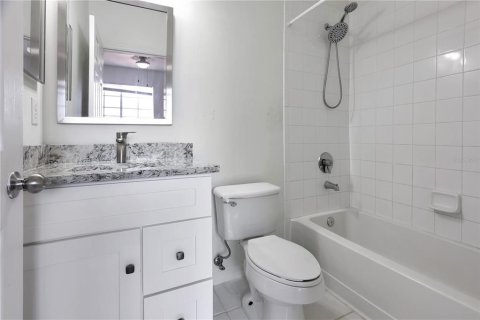 Condo in Sarasota, Florida, 3 bedrooms  № 2389209 - photo 23