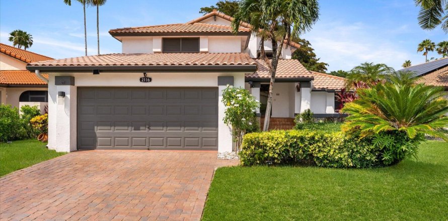House in Weston, Florida 4 bedrooms, 195.37 sq.m. № 2086522