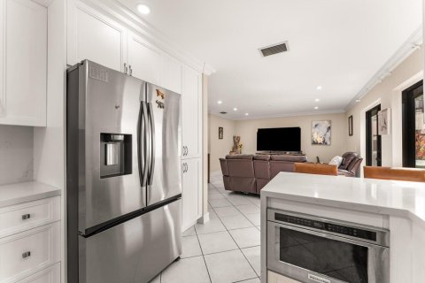 House in Weston, Florida 4 bedrooms, 195.37 sq.m. № 2086522 - photo 10