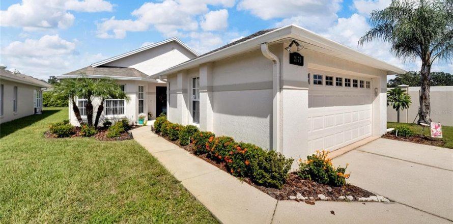 House in Lakeland, Florida 2 bedrooms, 143.63 sq.m. № 1732681