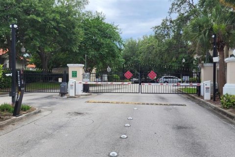 Condo in Orlando, Florida, 2 bedrooms № 2151149 - photo 2