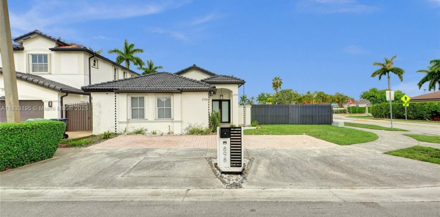 House in Miami, Florida 3 bedrooms, 147.62 sq.m. № 1814538
