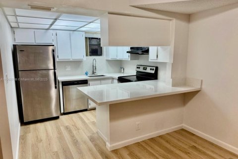 Снять в аренду кондоминиум в Дорал, Флорида 1 спальня, 65.96м2, № 1954206 - фото 1