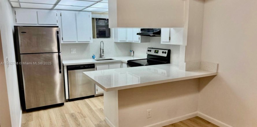 Кондоминиум с 1 спальней в Дорал, Флорида № 1954206