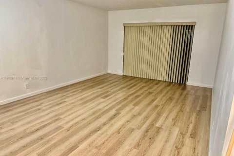 Снять в аренду кондоминиум в Дорал, Флорида 1 спальня, 65.96м2, № 1954206 - фото 10