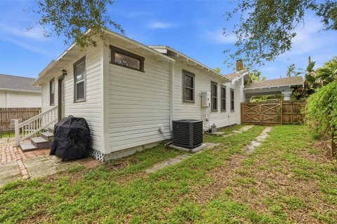 House in Tampa, Florida 2 bedrooms, 132.01 sq.m. № 2275772 - photo 28