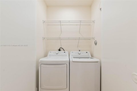 Townhouse in Coral Gables, Florida 3 bedrooms, 256.5 sq.m. № 2060062 - photo 15