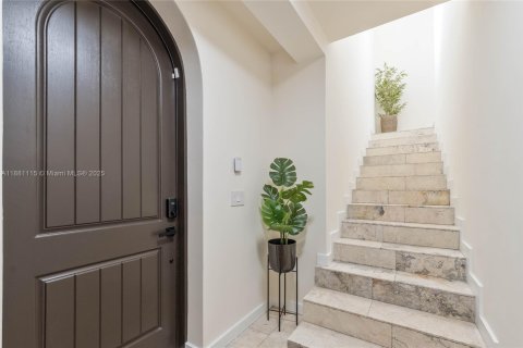 Townhouse in Coral Gables, Florida 3 bedrooms, 256.5 sq.m. № 2060062