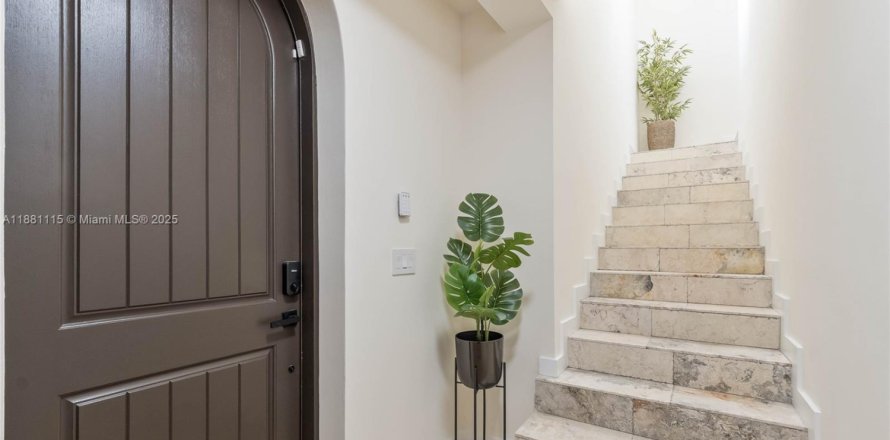 Townhouse in Coral Gables, Florida 3 bedrooms, 256.5 sq.m. № 2060062