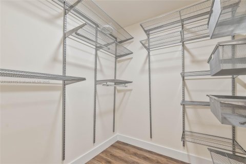 Townhouse in Coral Gables, Florida 3 bedrooms, 256.5 sq.m. № 2060062 - photo 28