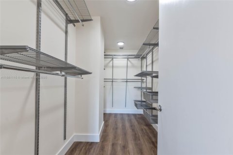 Townhouse in Coral Gables, Florida 3 bedrooms, 256.5 sq.m. № 2060062 - photo 19