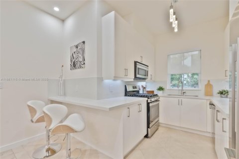 Townhouse in Coral Gables, Florida 3 bedrooms, 256.5 sq.m. № 2060062 - photo 11