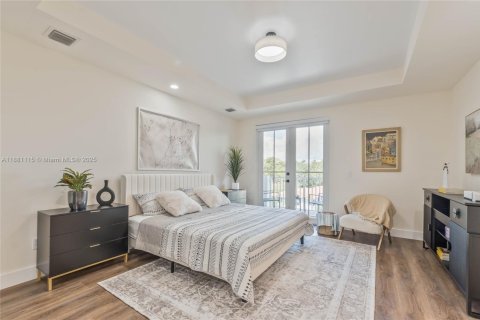 Townhouse in Coral Gables, Florida 3 bedrooms, 256.5 sq.m. № 2060062 - photo 17