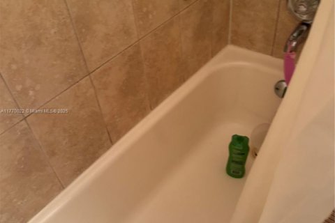 Купить кондоминиум в Халландейл-Бич, Флорида 1 спальня, 72.93м2, № 1983350 - фото 15