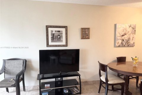 Купить кондоминиум в Халландейл-Бич, Флорида 1 спальня, 72.93м2, № 1983350 - фото 20