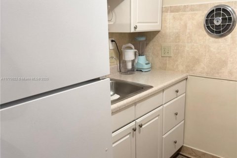 Купить кондоминиум в Халландейл-Бич, Флорида 1 спальня, 72.93м2, № 1983350 - фото 2