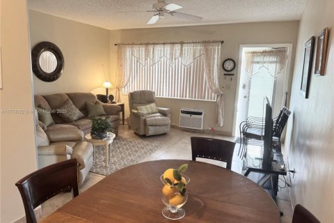 Купить кондоминиум в Халландейл-Бич, Флорида 1 спальня, 72.93м2, № 1983350 - фото 1