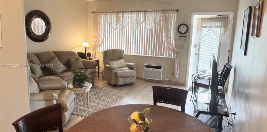 Кондоминиум с 1 спальней в Халландейл-Бич, Флорида № 1983350