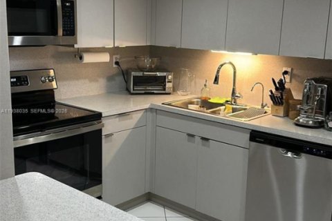 Condo in Miami Beach, Florida, 2 bedrooms  № 1995804 - photo 6