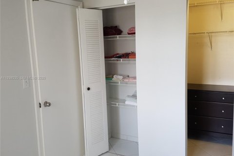 Condo in Miami Beach, Florida, 2 bedrooms  № 1995804 - photo 15