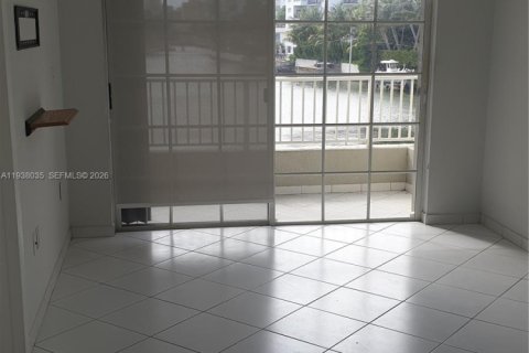 Condo in Miami Beach, Florida, 2 bedrooms  № 1995804 - photo 10