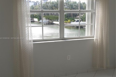 Condo in Miami Beach, Florida, 2 bedrooms  № 1995804 - photo 11