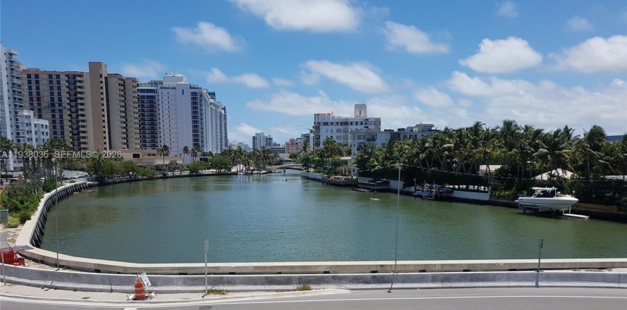 Condo in Miami Beach, Florida, 2 bedrooms  № 1995804