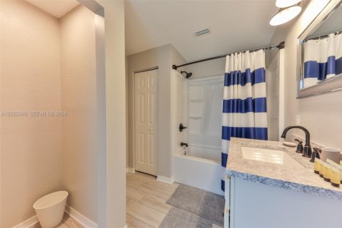 House in Cape Coral, Florida 3 bedrooms, 169.08 sq.m. № 2186294 - photo 18