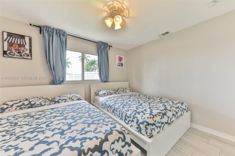 House in Cape Coral, Florida 3 bedrooms, 169.08 sq.m. № 2186294 - photo 16