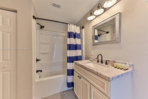 House in Cape Coral, Florida 3 bedrooms, 169.08 sq.m. № 2186294 - photo 19