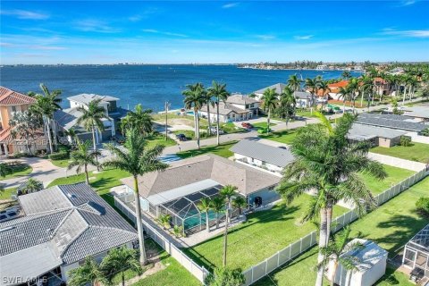 House in Cape Coral, Florida 3 bedrooms, 169.08 sq.m. № 2186294