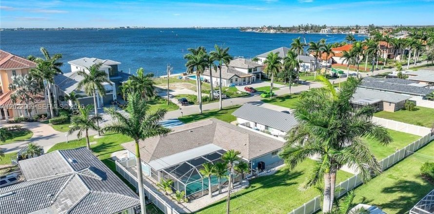House in Cape Coral, Florida 3 bedrooms, 169.08 sq.m. № 2186294