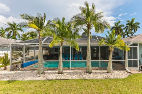 House in Cape Coral, Florida 3 bedrooms, 169.08 sq.m. № 2186294 - photo 3