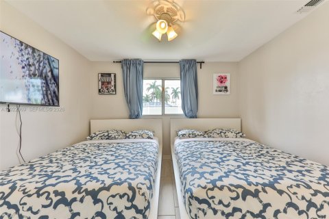 House in Cape Coral, Florida 3 bedrooms, 169.08 sq.m. № 2186294 - photo 15